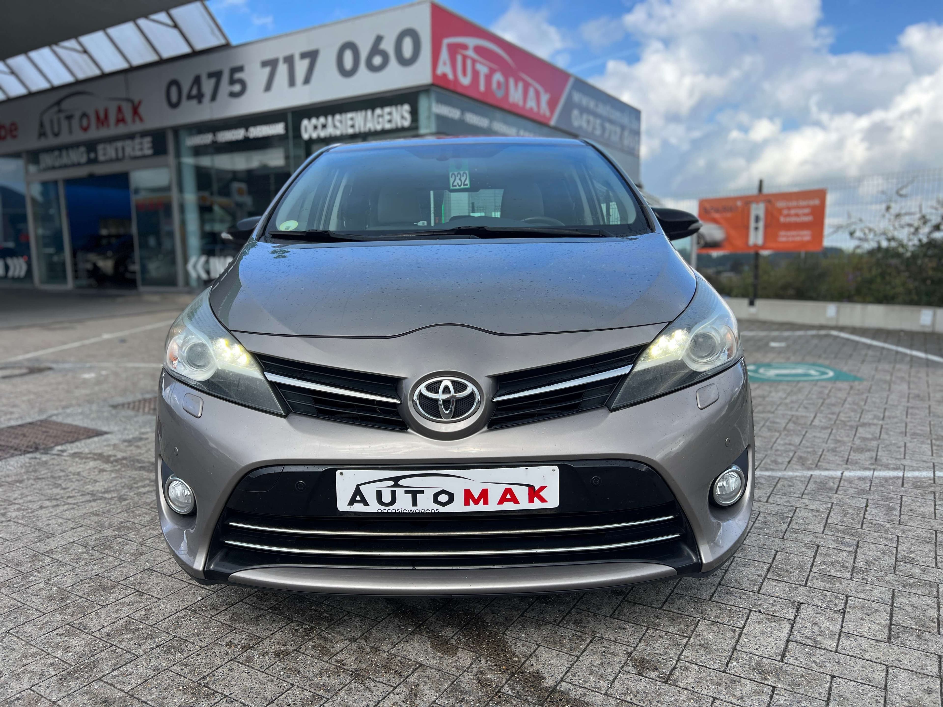 Toyota Verso 2014 Gris — vue principale